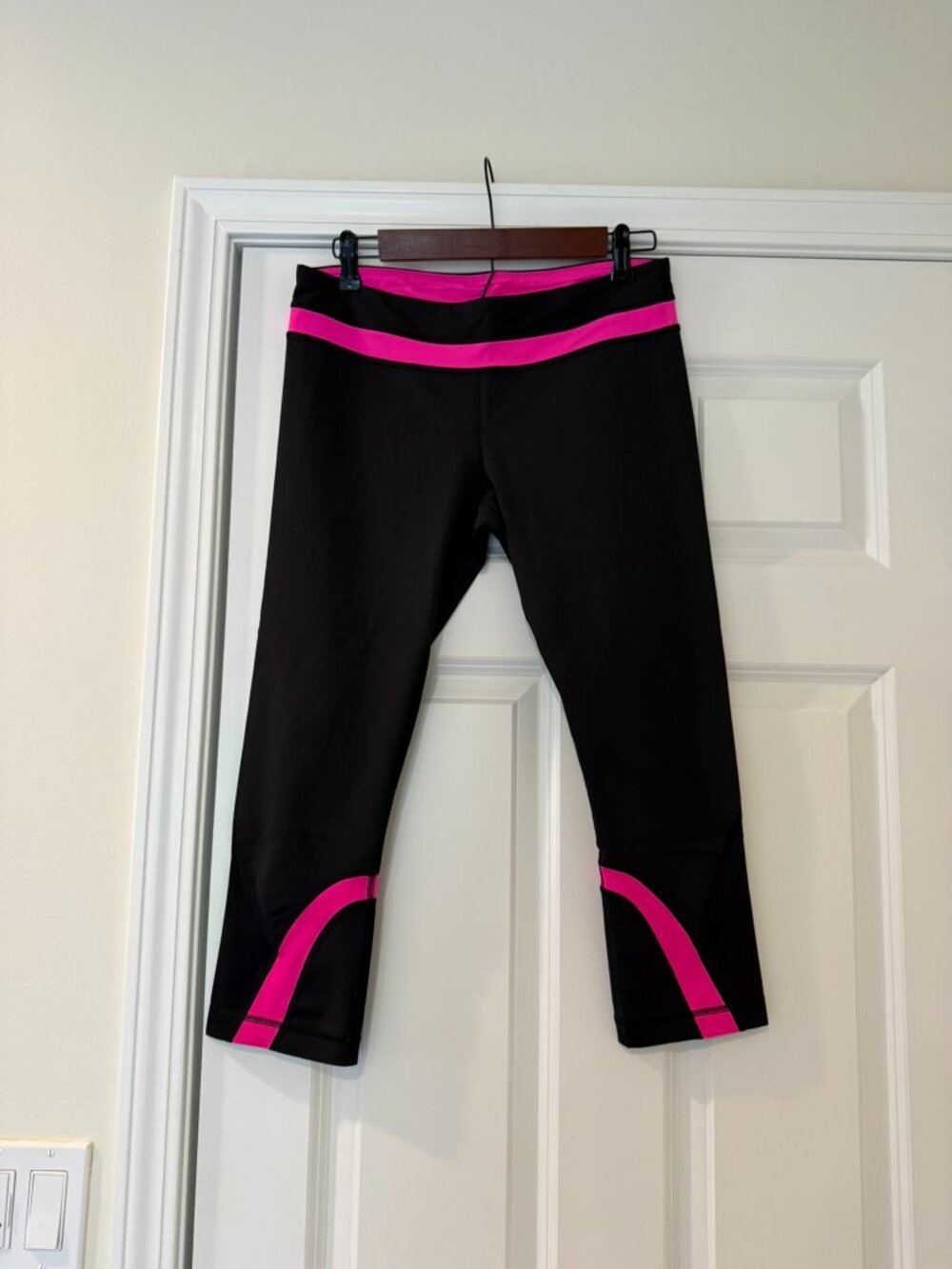 Lululemon Black & Pink Cropped Leggings – Size 10